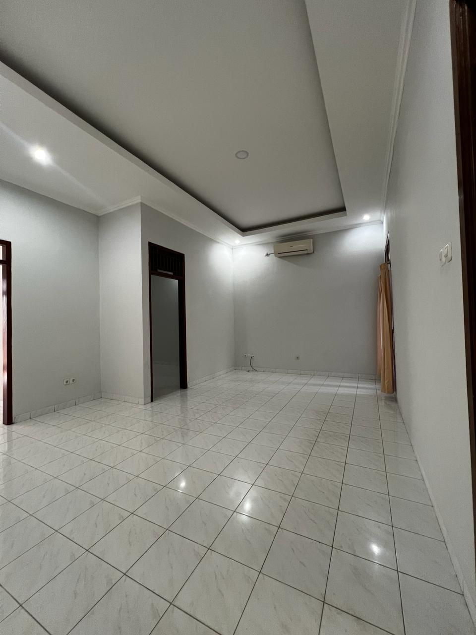 Ejde.Rumah di Sewakan Semi Furnish di Kemanggisan, Jakarta Barat